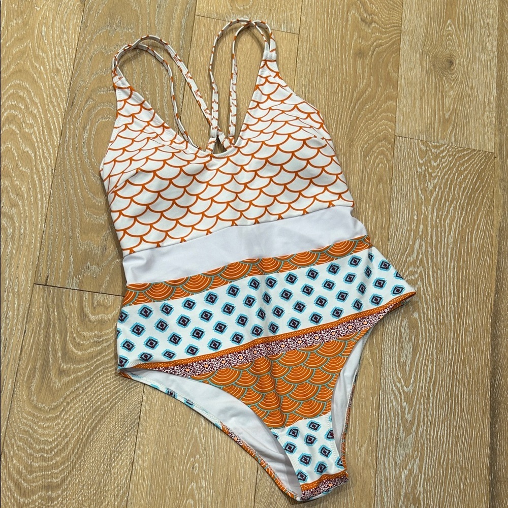 Cupshe Swimsuit - Picture 3 of 10